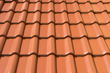 Dachziegel / rote Dachziegel auf einem Hausdach