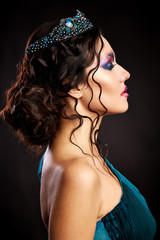 Naklejka premium Portrait of a beautiful girl in the crown 