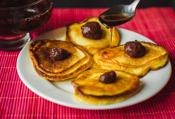 Домашние оладьи с клубничным вареньем.