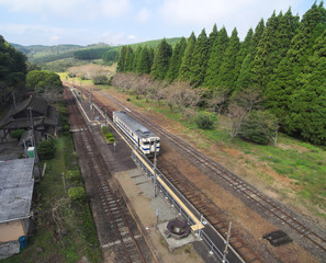 Fototapeta na wymiar JR九州肥薩線　大畑駅(おこばえき)に列車が停車する風景