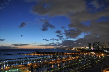 Fototapeta premium Hawaiin City Scape at Dusk
