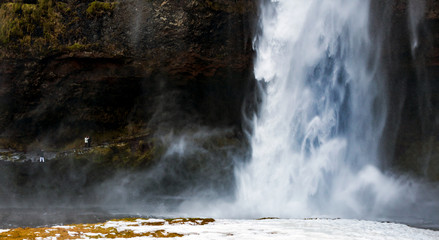 Am Fuß des Seljalandsfoss im Winter in Island
