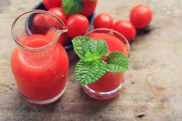 Fresh tomatoes and juice