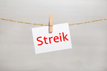 Zettel mit Aufschrift: Streik