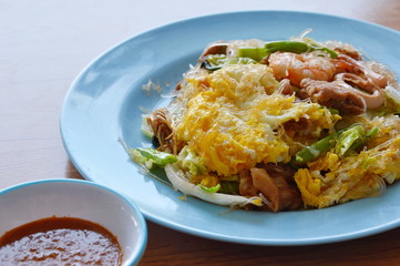stir fried seafood glass noodle and egg with sukiyaki sauce