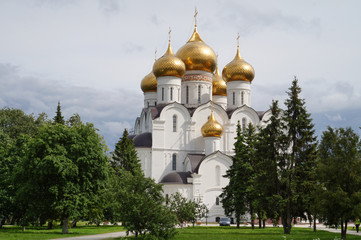 Fototapeta na wymiar Cathedral of Assumption, Yaroslavl. Golden Ring of Russia.