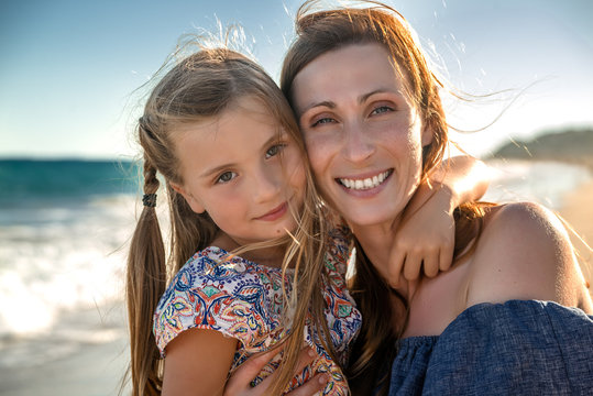 Mutter und Tochter am Strand im Urlaub