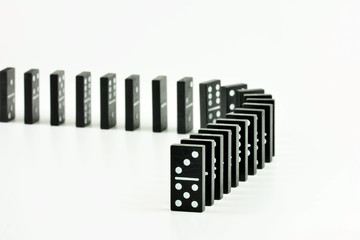 Stehende Dominosteine vor weißem Hintergrund