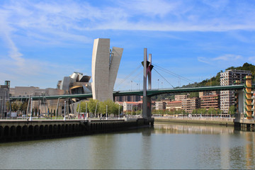 Fototapeta premium Bilbao / Rio Nervion, musée et pont 