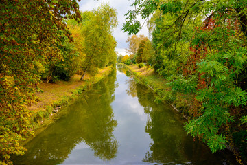 Herbst am Wasser im Wald und der Natur 