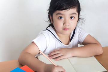 Naklejka premium Beautiful little girl looking focused and concentrated on doing