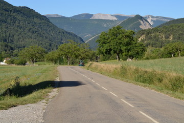 weg naar de bergen in de Franse Drôme