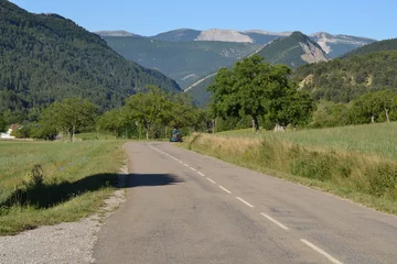 Fototapeten Straße in die Berge in der französischen Drôme © henkbouwers