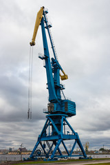 Detached portal crane © elcovalana