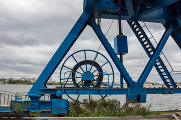 Crane reeling drum with cable