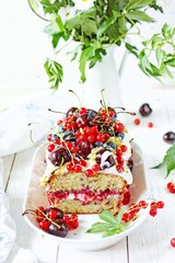 Sponge cake with cream and fresh fruits