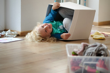 blondes mädchen beim spielen