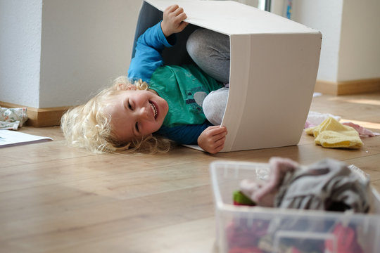 blondes m&auml;dchen beim spielen