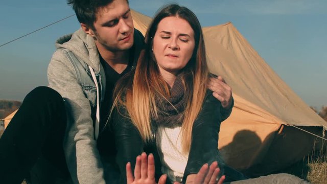 Парень и девушка на природе