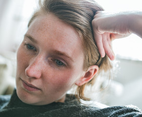 Portrait einer jungen nachdenklichen Frau