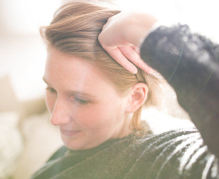 Portrait einer jungen gl&uuml;cklichen Frau