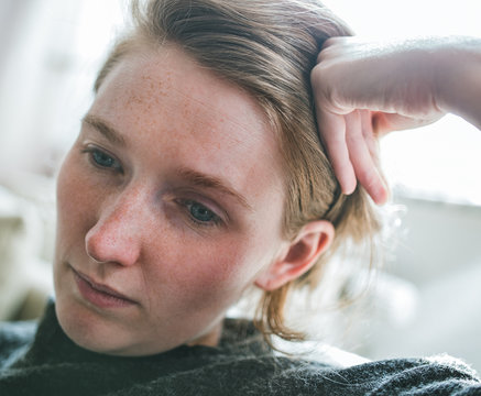 Portrait einer jungen nachdenklichen Frau