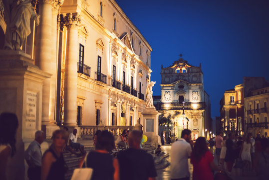 Fototapeta SIRACUSE, ITALY - JULY 18, 2016: Siracusa Dome Square with touri