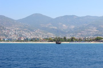 Яхта у красивого побережья