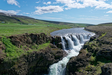 Fototapeta na wymiar Islande - Rivière Víðidalsá - Chutes de Kolufossar
