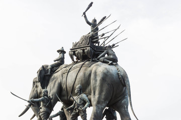 Obraz premium Anusorn Don Chedi Monuments, a tourist attractions in Ayutthaya, Thailand, built in memorial of King Naresuan's triumph over Myanmar in an elephant war