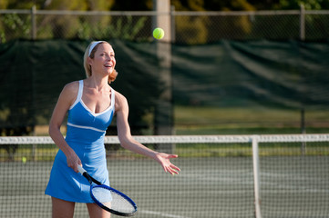 Obraz premium Blond Woman Playing Tennis