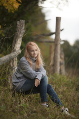 Obraz premium The little girl in the autumn forest