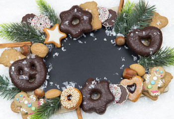 Weihnachtliches Gebäck an Tafel mit Freiraum