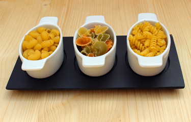 Pasta variada preparada para cocinar