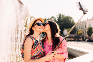 Obraz premium happy girls make picture together and having fun,laughing and make funny faces on camera