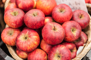 Fototapeta na wymiar Korb mit roten Bio-Äpfeln vom Bauernmarkt