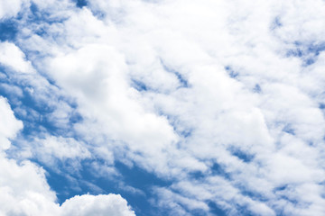 Obraz premium blue sky with cloud closeup Blue sky with clouds background blue sky background with tiny clouds Sky daylight. Natural sky composition. Element of design.