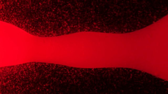 Rote Fl&uuml;ssigkeit in Bewegung