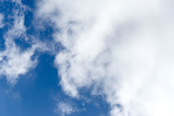 Obraz premium blue sky with cloud closeup Blue sky with clouds background blue sky background with tiny clouds Sky daylight. Natural sky composition. Element of design.
