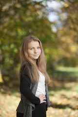 Obraz premium Girl with a cute smile on sunny autumn day