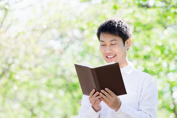 若い男性　読書