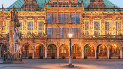 Bremen Rathaus und Roland Statue bei Dämmerung