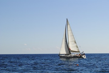 Obraz na płótnie Canvas Яхта/ Парусная яхта с поднятыми парусами в море