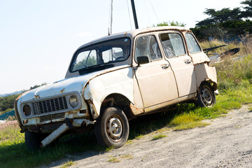 Ein altes, kaputtes Auto irgendwo in Frankreich
