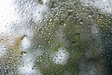 Wasser mit Regentropfen auf Scheibe
