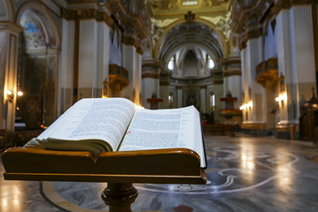 Bibbia in chiesa