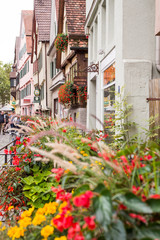 Blick in eine Altstadt Gasse von Tübingen mit herbstlicher Blumendekoration