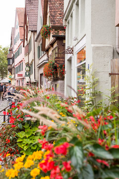 Blick in eine Altstadt Gasse von T&uuml;bingen mit herbstlicher Blumendekoration
