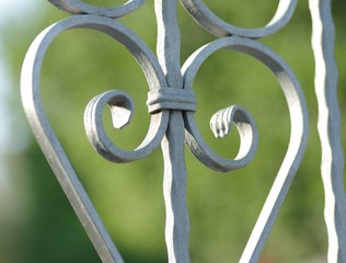 Metallzaun Herz mit grünem Hintergrund, Garten