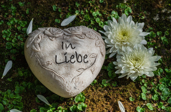 Abschiedsgru&szlig; Tod Trauer Herz mit Blumen